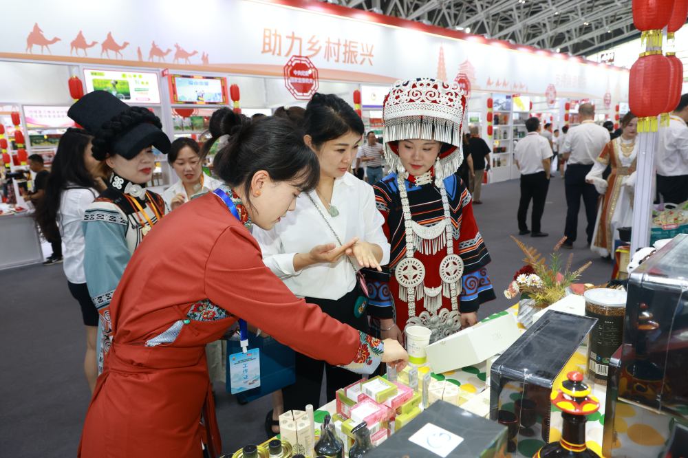 央企消費幫扶聚力行動之中國石油昆侖好客第四屆購物節(jié)四川銷售公司展區(qū)現(xiàn)場。張悅攝 