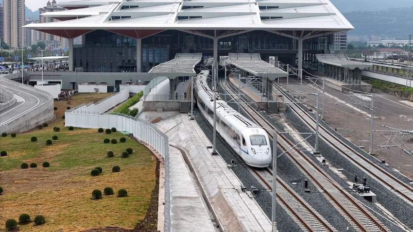 首發(fā)動(dòng)車組列車從巴中東站駛出。中國(guó)鐵路成都局集團(tuán)有限公司供圖