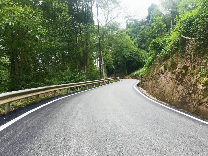 鋪設瀝青后的苦竹溪至雙魚湖水庫段道路。通川區融媒體中心供圖