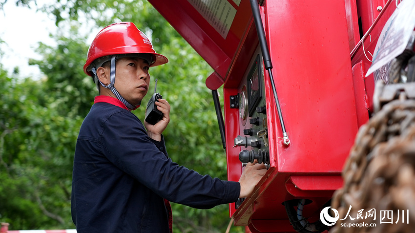 電力工人正在操作架線張力機。劉湘釩攝