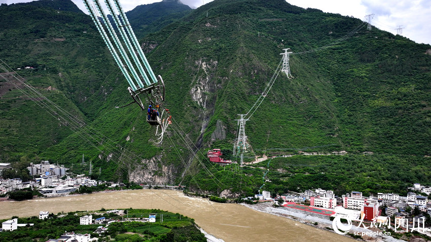 電力工人正在高空作業(yè)。劉湘釩攝