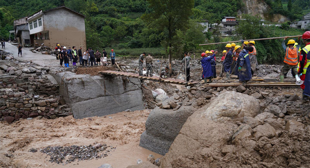 直擊四川漢源搶險(xiǎn)救災(zāi)現(xiàn)場(chǎng)：搭建便橋。雅安市融媒體中心、漢源縣融媒體中心供圖