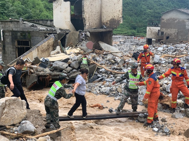 救援現場。雅安軍分區供圖