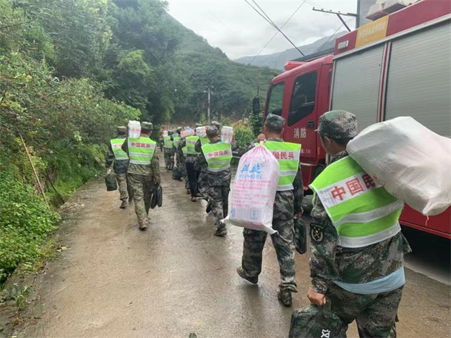 救援現場。雅安軍分區供圖