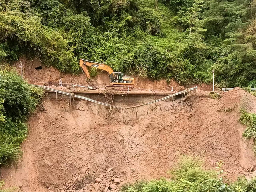 道路搶通現場。中國安能三局成都公司供圖