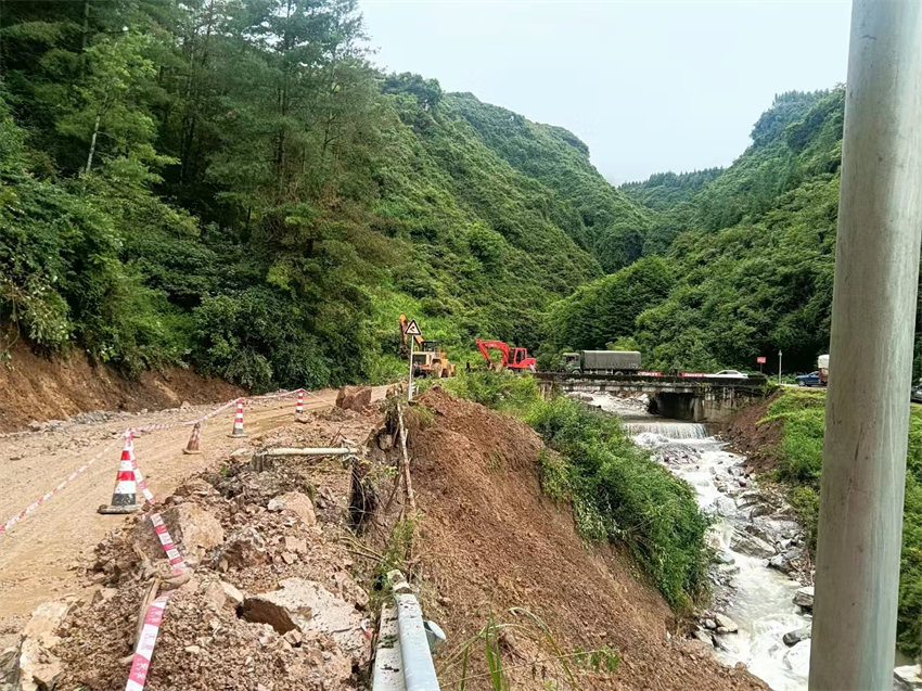 道路搶通現(xiàn)場。中國安能三局成都公司供圖