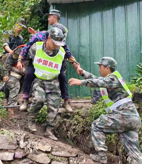 救援現(xiàn)場(chǎng)。雅安軍分區(qū)供圖