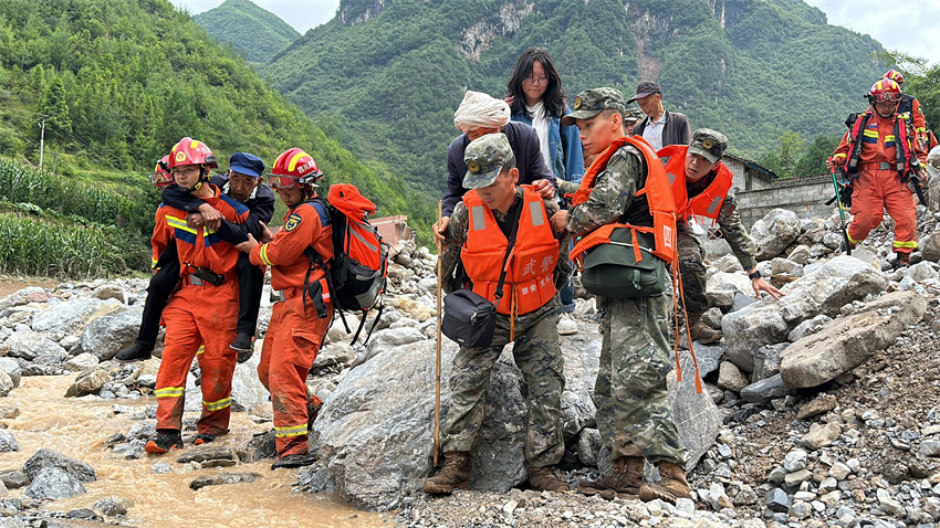 重災點轉移受災群眾。武警四川總隊雅安支隊供圖