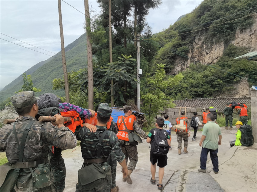 重災點轉移受災群眾。武警四川總隊雅安支隊供圖