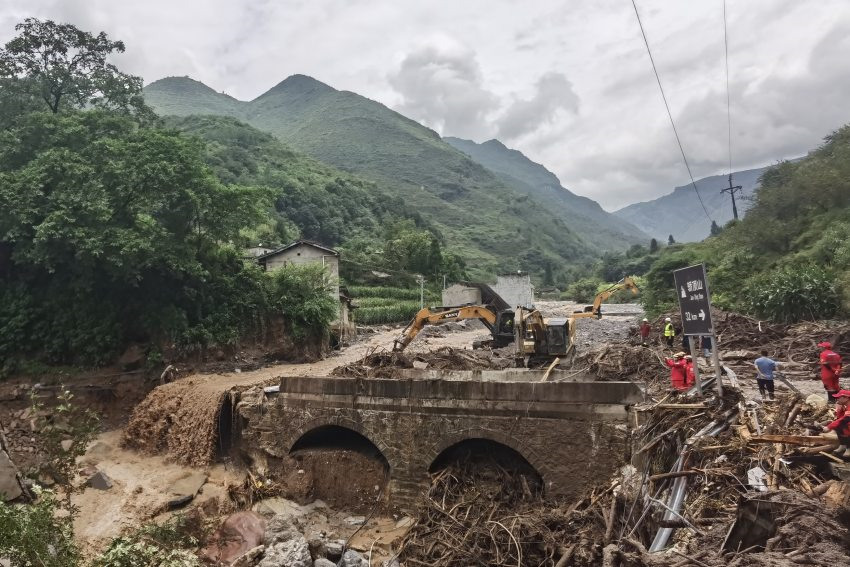 中國(guó)安能全力開展道路清淤和搶修搶通工作。安能三局供圖