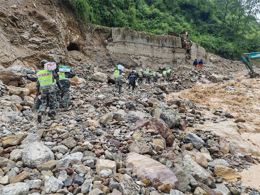 官兵民兵持續(xù)奮戰(zhàn)救援一線。四川省軍區(qū)供圖