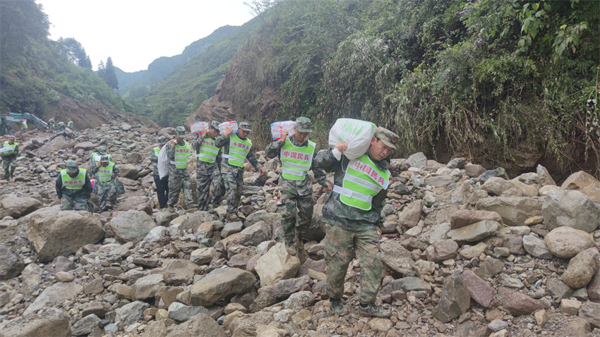 官兵民兵持續奮戰救援一線。四川省軍區供圖