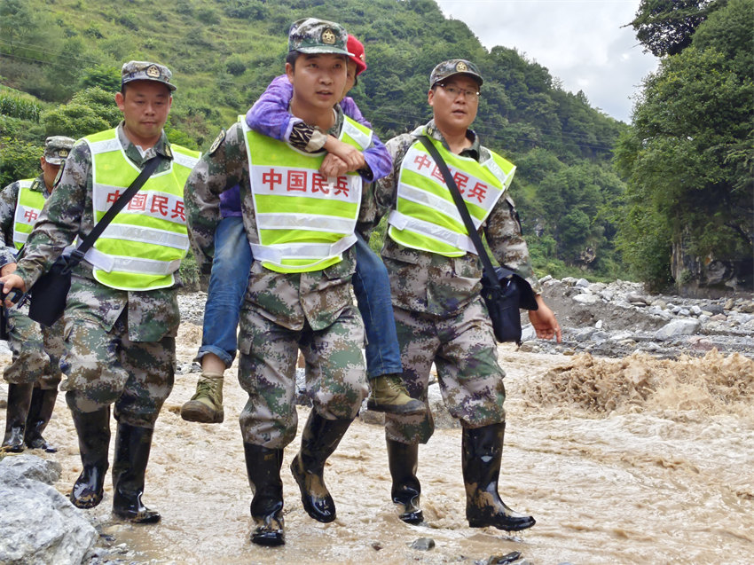 官兵民兵持續奮戰救援一線。四川省軍區供圖