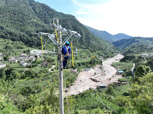 搶修線路。宋豪新、曹頎攝