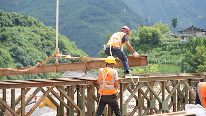 施工人員正在加緊架起鋼橋。四川省交通運輸廳供圖