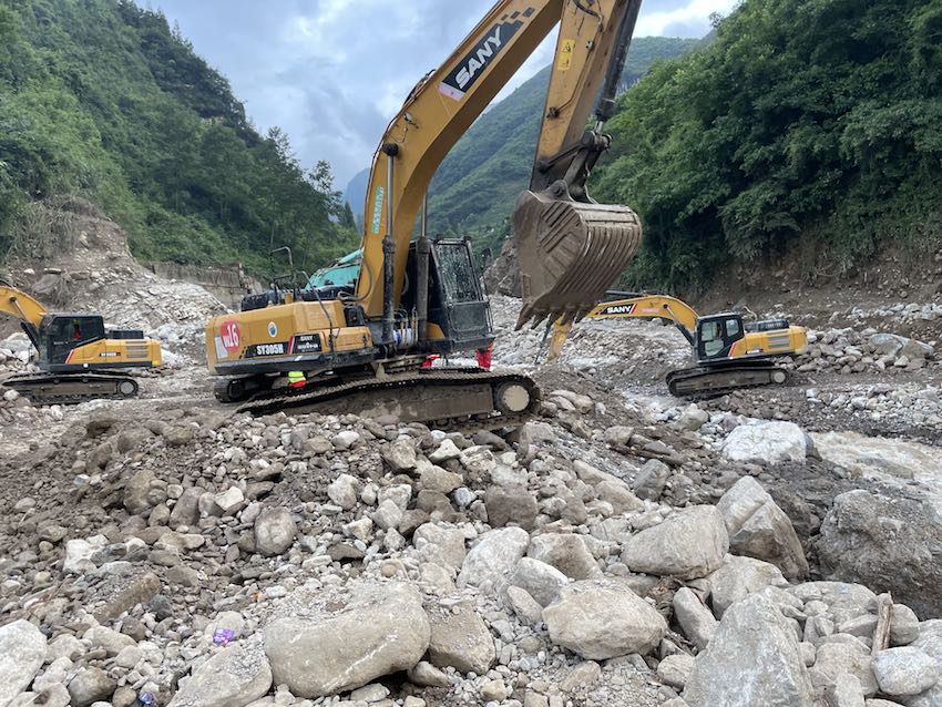 挖掘機晝夜不停，搶通大溝橋。四川省交通運輸廳供圖