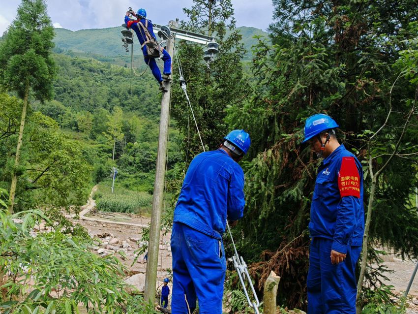 易斌（右1）和隊員在10千伏工方線進行應急搶修。趙亮攝