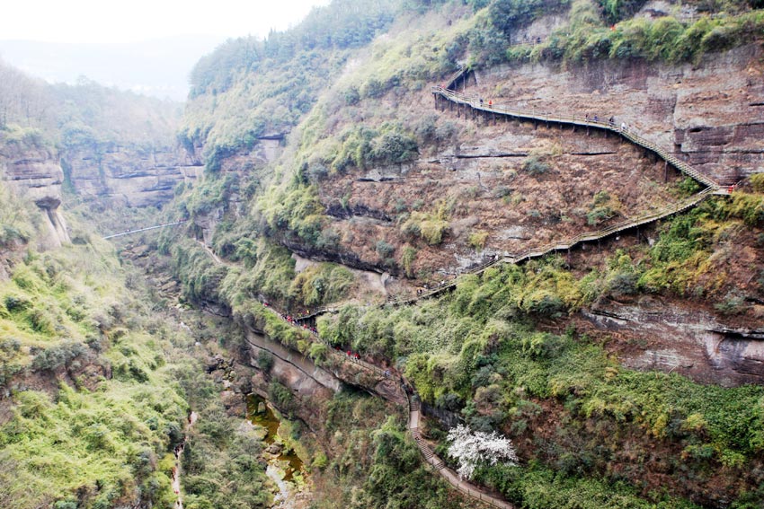 劍門關(guān)景區(qū)棧道。唐彪攝