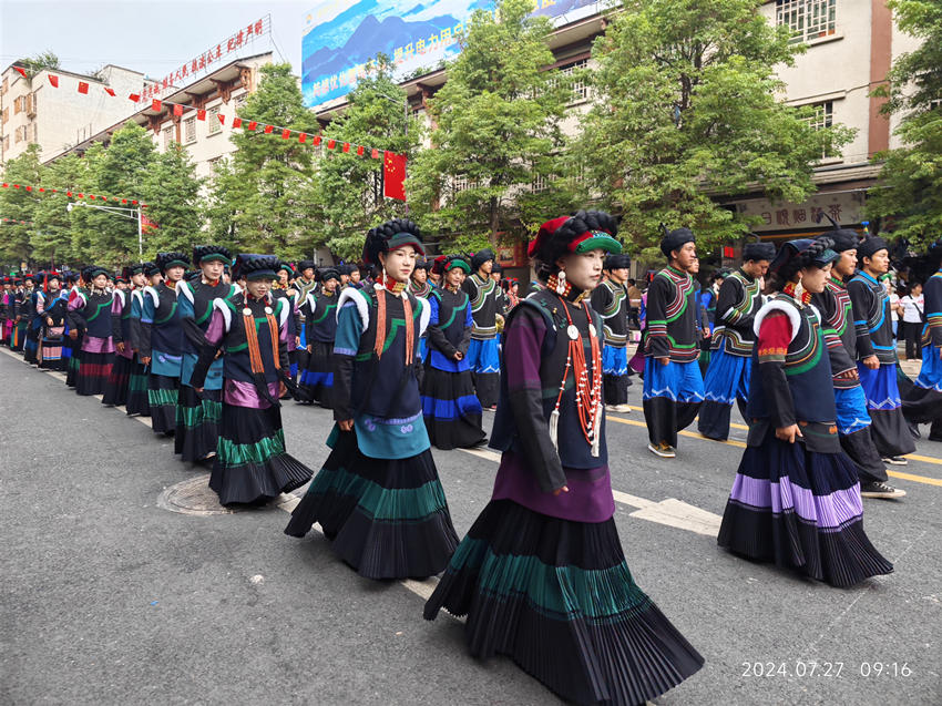 彝族服飾盛裝方隊巡游現場。宋明供圖