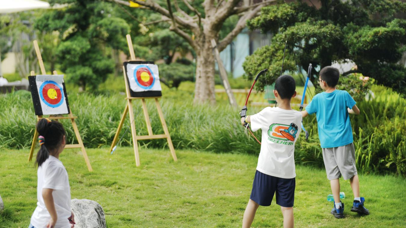 孩童在草地上射箭。主辦方供圖