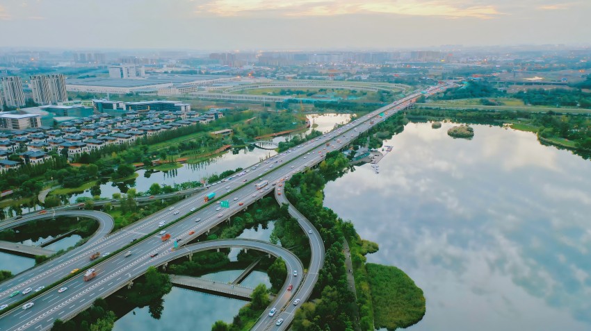 成都興城集團(tuán)投資建設(shè)的環(huán)城生態(tài)公園錦城湖。成都市國(guó)資委供圖