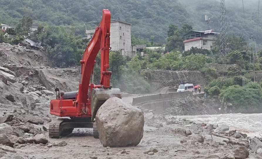 搶通被沖毀道路。中國安能三局供圖