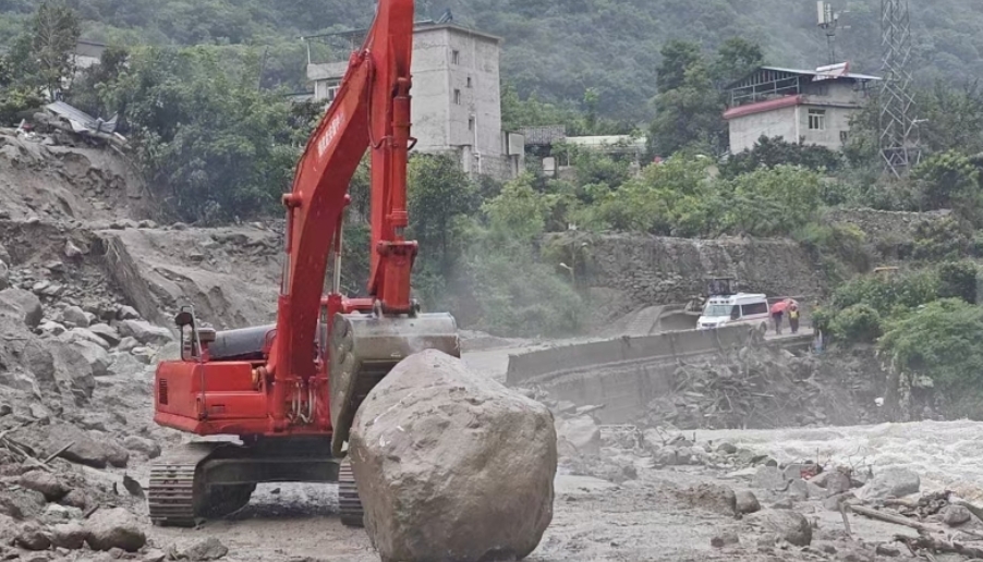 搶通被沖毀道路。中國安能三局供圖