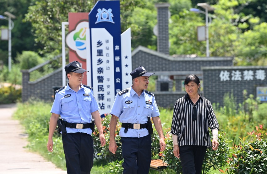 民輔警駐守在“鄉里鄉親警民驛站”提高了見警率、管事率。張磊供圖