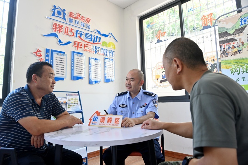 村民有問題可以及時在“鄉里鄉親警民驛站”解決。張磊供圖