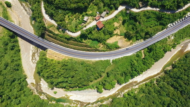 鐵礦至黑寶山旅游道路鐵礦段。萬源市融媒體中心供圖