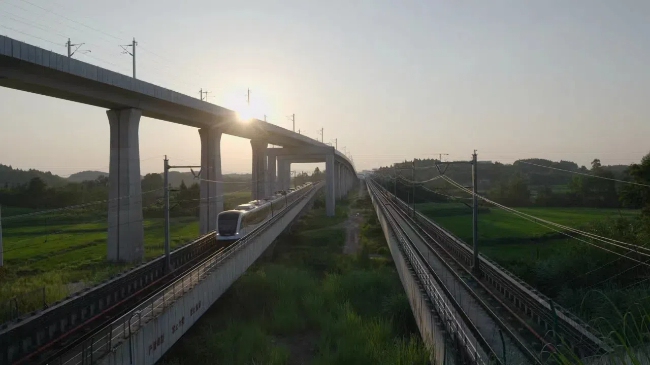 軌道交通資陽(yáng)線上跨成都地鐵機(jī)場(chǎng)專線。成都軌道集團(tuán)供圖