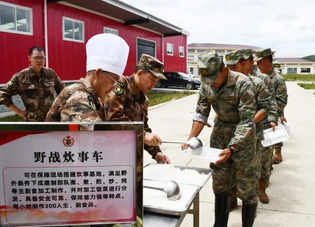 省成都軍供站前出高原地區為某駐訓部隊提供伴隨保障。四川省退役軍人事務廳供圖