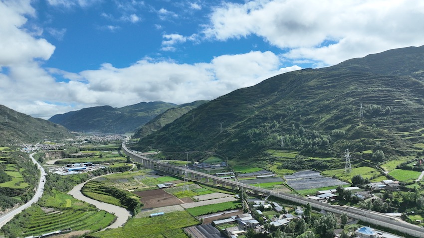 川青鐵路四川境內段落全線開通后，動車直抵黃龍九寨溝景區只需三小時。成蘭公司供圖