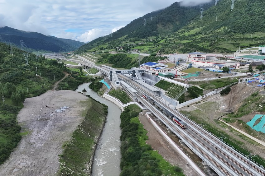 檢測列車在廣袤山間穿行。成蘭公司供圖