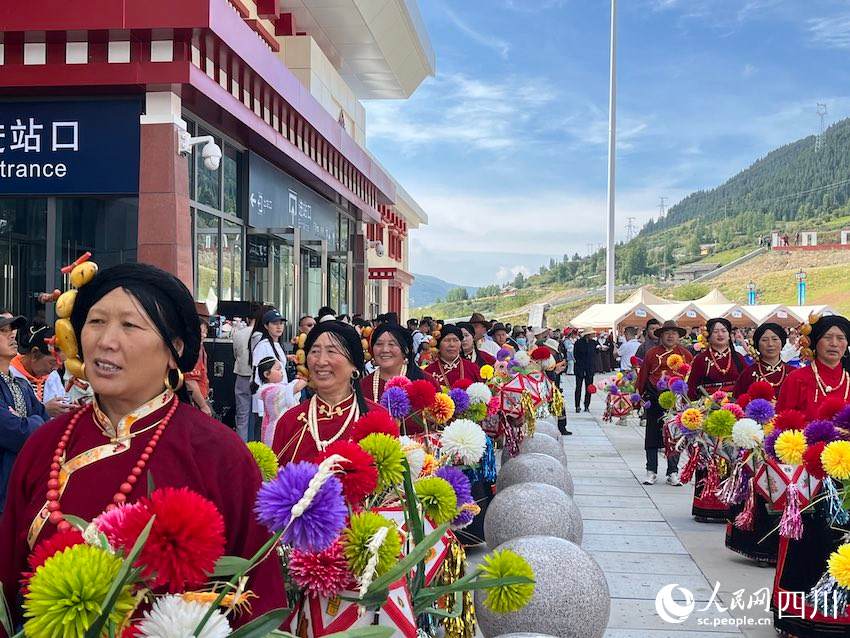 當(dāng)?shù)厝罕娸d歌載舞，慶祝列車開通。人民網(wǎng)記者 郭瑩攝