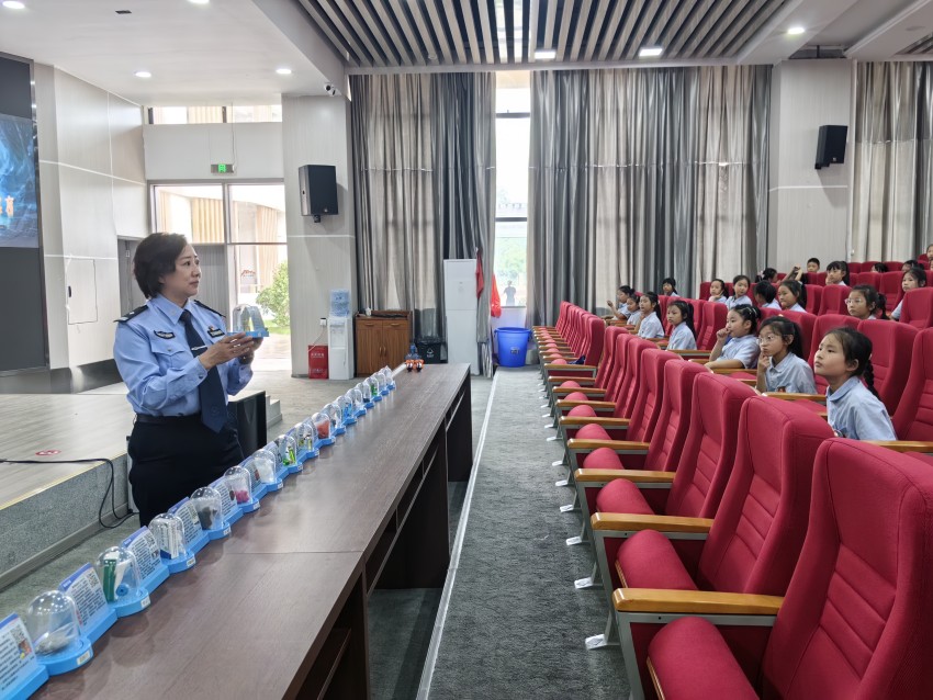 禁毒講師給學生普及知識。仁壽縣公安局供圖