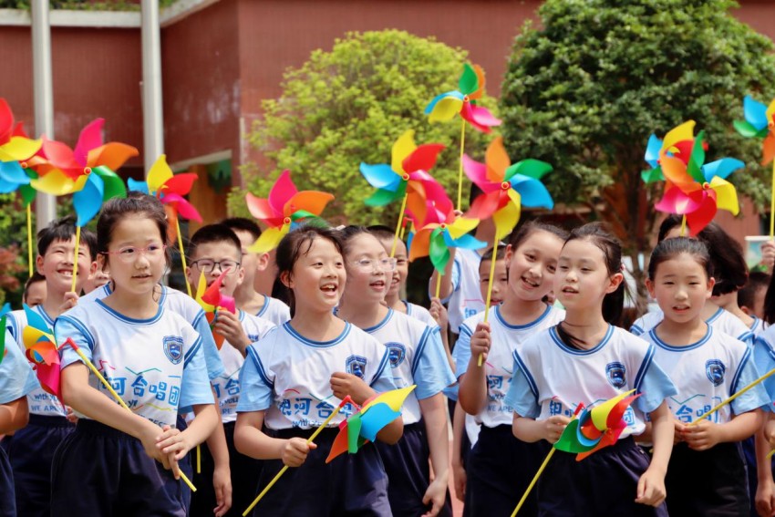 5月31日，成都市實驗小學北新校區(qū)舉行了以“文明成都·喜迎大運·榮耀少年”為主題的少先隊新隊員入隊暨“六一”兒童節(jié)慶祝活動。成都市教育局供圖