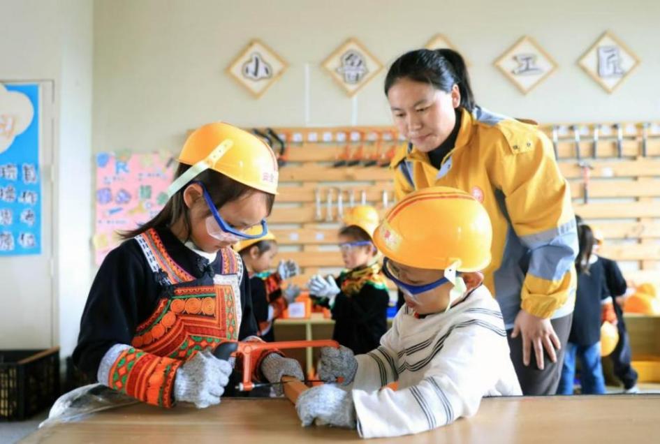 涼山州昭覺縣昭美社區幼兒園的小朋友在木工坊進行動手實踐。昭覺縣昭美社區幼兒園供圖