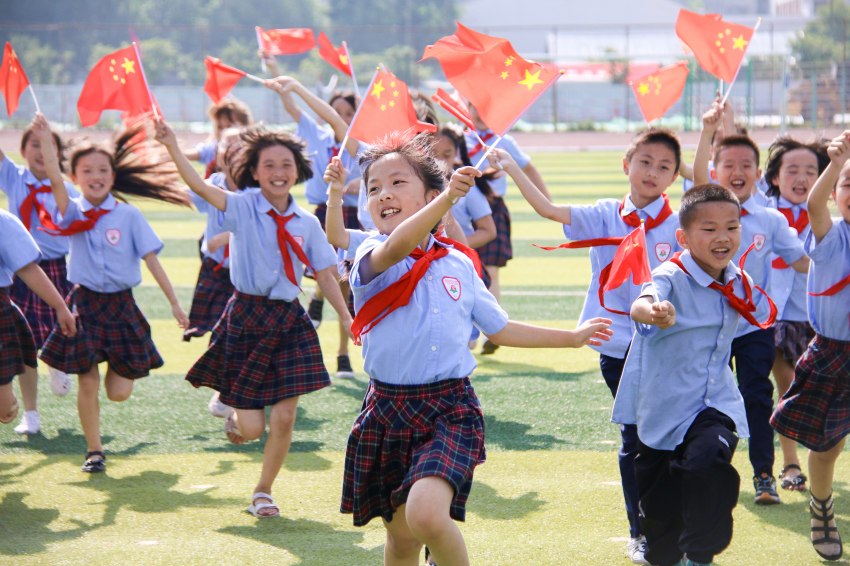 旺蒼縣佰章小學的孩子們祝福祖國“生日快樂”。李俊攝