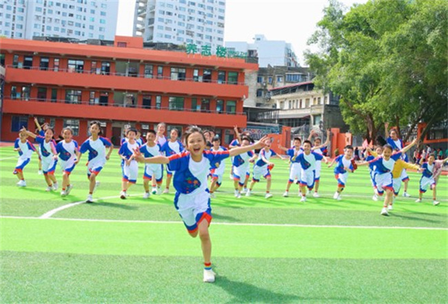 操場上奔跑的金堂學生。金堂縣委宣傳部供圖