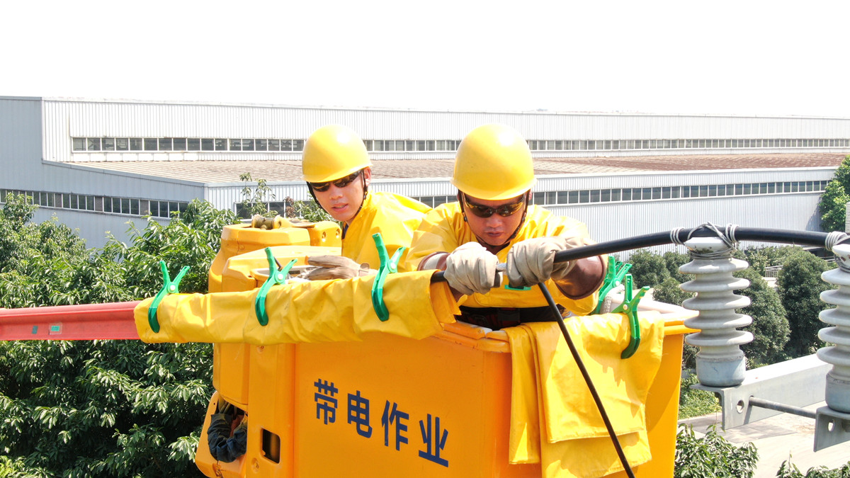 帶電作業人員在高溫下開展帶電作業。陳前宇攝