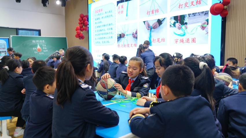 宜賓市翠屏區忠孝街小學勞動教育現場教學。宜賓市教育和體育局供圖