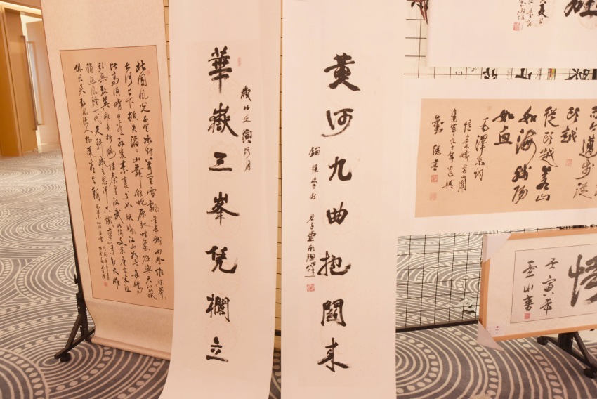 殘疾人文創展上的劉德抱筆書《華岳 黃河》。成都市殘聯供圖