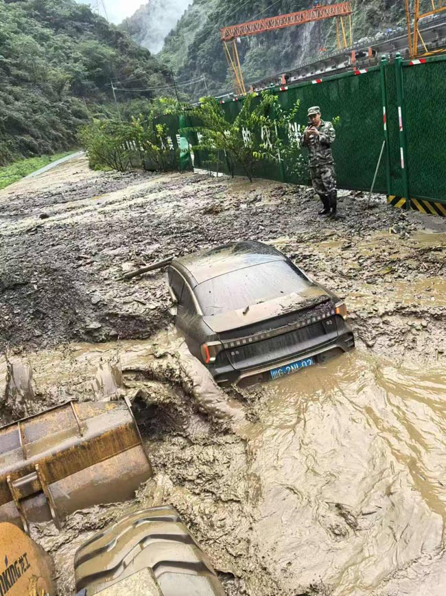 車輛被困在淤泥里。臥龍特區供圖