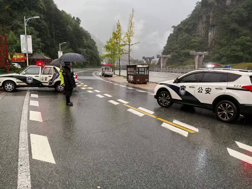 公安機關管控道路。臥龍特區供圖