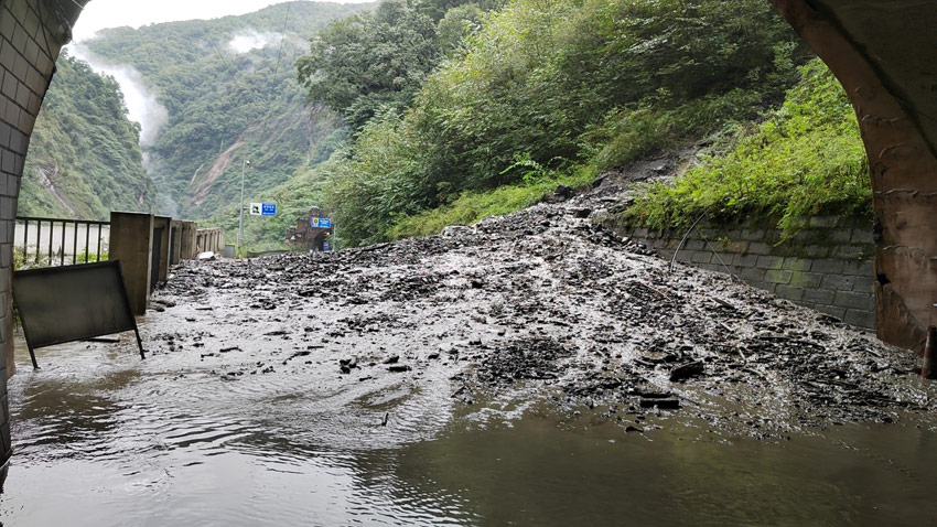 泥石流損壞的道路。臥龍?zhí)貐^(qū)供圖