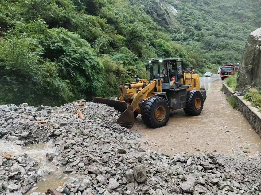 施工機械搶通道路。臥龍特區供圖