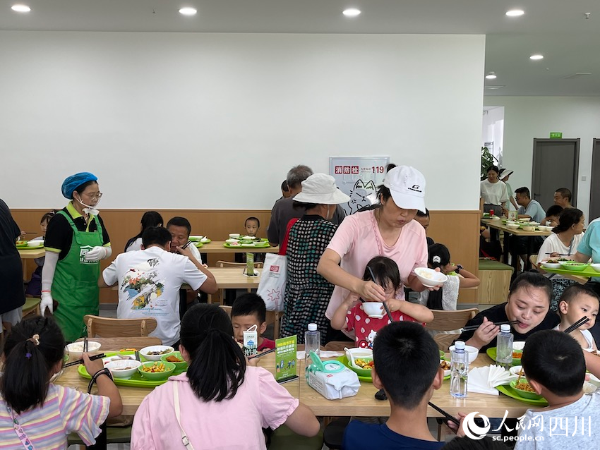 青羊區“同瑞里”社區共享食堂，帶娃的寶媽稱為食堂常客。人民網記者 郭瑩攝