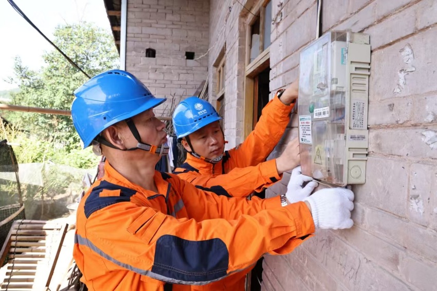 工作人員正在檢修村民的電力設(shè)備。宣漢縣委宣傳部供圖