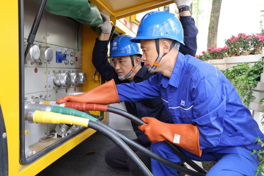 工作人員正在檢修供電設(shè)備。宣漢縣委宣傳部供圖